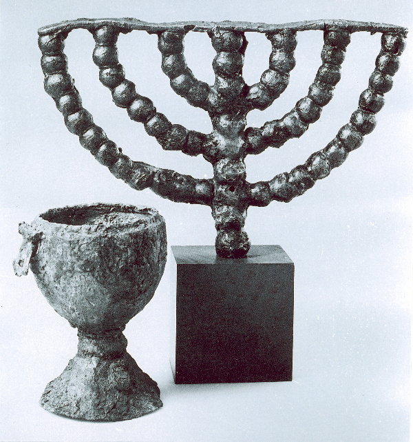 המנורה והגביע שהתגלו בבית הכנסת, באדיבות רשות העתיקות 