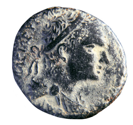 דיוקן אגריפס הראשון עוטר נזר ומסביב כתובת יוונית ברונזה הוטבע בקיסריה בשנת 43 לסה"נ