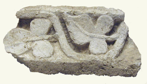 אבן גיר מעוטרת בעלי תאנה, בית הכנסת בכפר נחום, מאות ד'־ו' לסה"נ