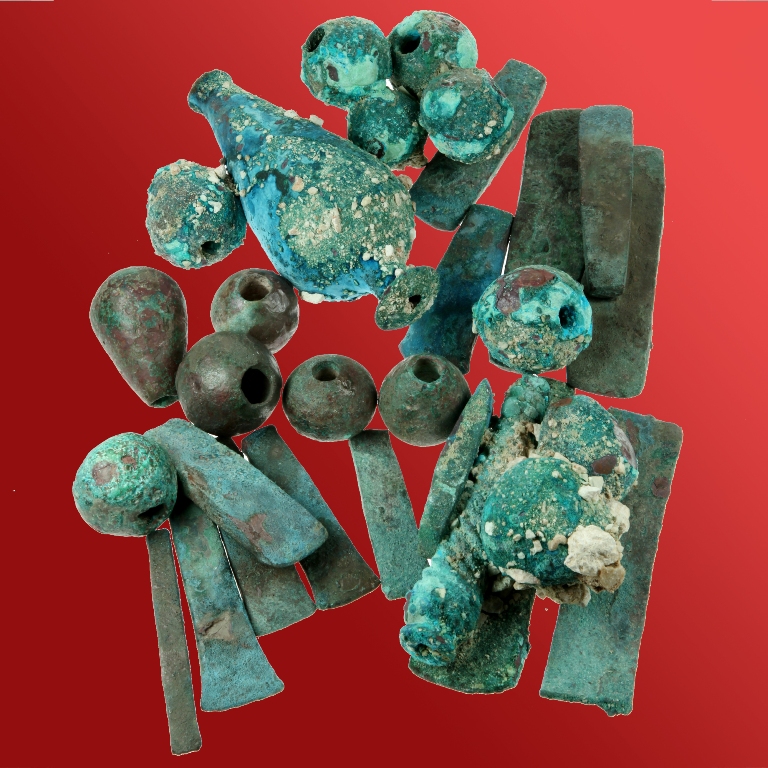מטמון ראשי אלות וגרזנים מנחושת, התקופה הכלקוליתית, אוסף מוזיאון הכט (צילום: שי לוי)